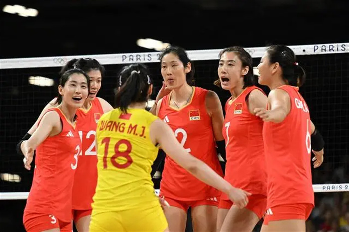 奥运女排小组赛：中国女排3-0横扫东道主法国女排提前出线